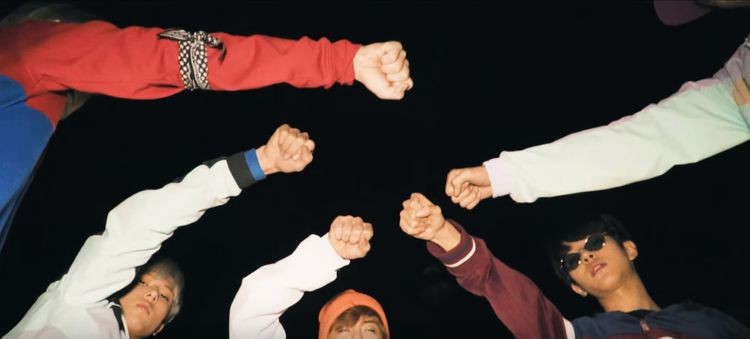 JlSUNGlE's tweet photo. i think one of nct dream's most iconic music video is GO. beside the fact that it's a 7dream cb after a long time, the concept itself is such a masterpiece, the song &amp; it's message, the choreography, their outfits, everything. the power that GO MV emits is just.. insane. https://t.co/AZJ3XQAj6C