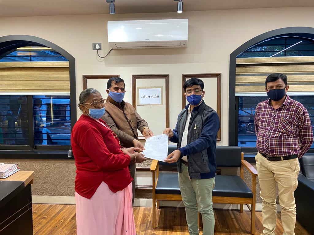 આજરોજ નવા વર્ષ 2021ના બીજા દિવસેજ પ્રાંત કચેરી રાજકોટ શહેર 2 ખાતે જિલ્લા કલેક્ટર સાહેબની કાર્યપધ્ધતિ ને અનુસરતા પારદર્શક વહિવટના ભાગરૂપે પથદર્શક સમાન #ઓપનહાઉસ કાર્યક્રમ યોજેલ જેમાં કુલ 50 લાભાર્થીઓને વિવિધ હુકમો એનાયત કરાયા હતા.
<a href="/CollectorRjt/">Collector Rajkot</a> <a href="/CMOGuj/">CMO Gujarat</a> <a href="/pkumarias/">Pankaj Kumar</a> @RajkotInfo