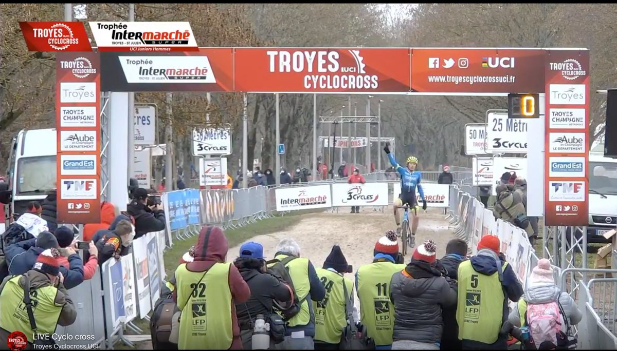 Start_boxbe's tweet photo. De Belgische junior Kenay De Moyer wint de @TroyesCXUCI in Frankrijk. Twee ronden van het einde ontdeed hij zich van Louis Sparfel #veldrijden #jeugd https://t.co/pFI4VOxGdl