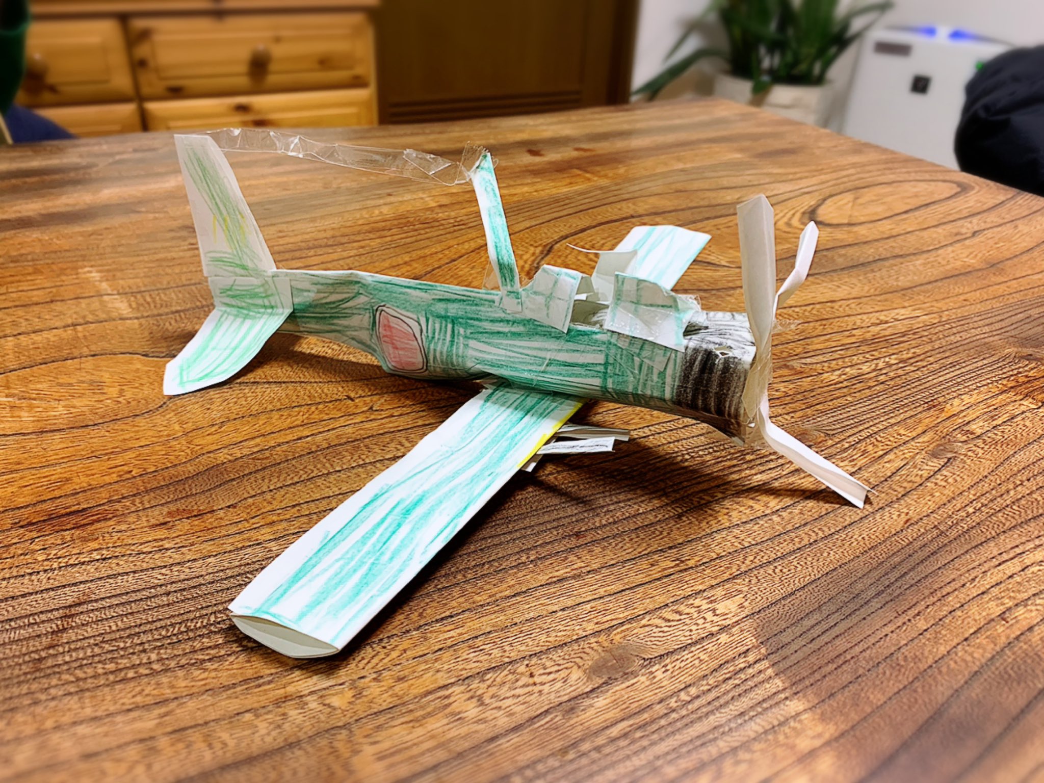 おくり 小1長男 本日の工作 零戦を作ったらしい 数日前に家で作った時よりいい感じかも 艸 この角度からは見えてないけど 操縦席も作った模様 何時でも何処でも工作 凄いわ 小学生の工作 零戦 プロペラ機 航空機