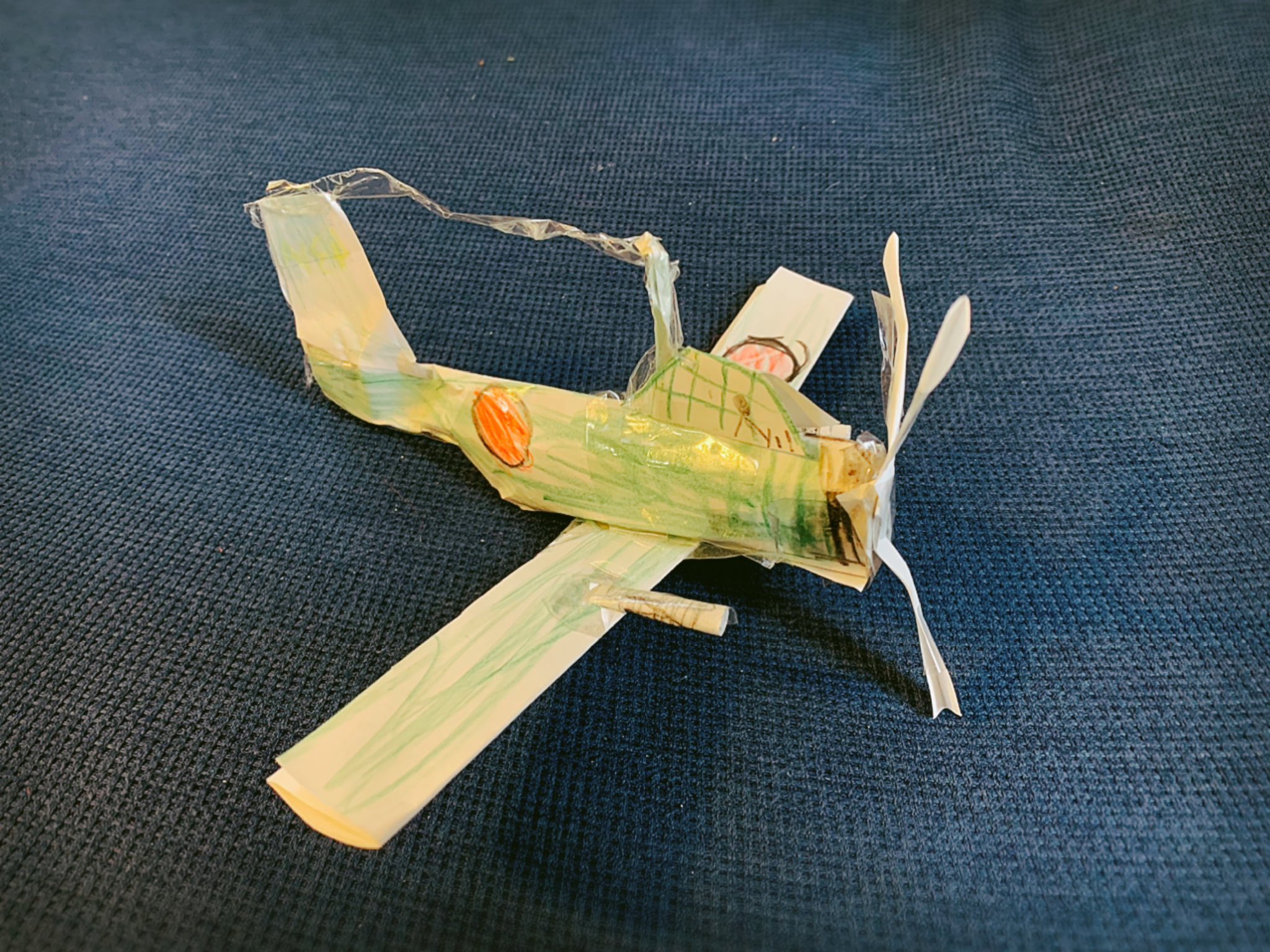 おくり 小1長男 本日の工作 零戦を作ったらしい 数日前に家で作った時よりいい感じかも 艸 この角度からは見えてないけど 操縦席も作った模様 何時でも何処でも工作 凄いわ 小学生の工作 零戦 プロペラ機 航空機