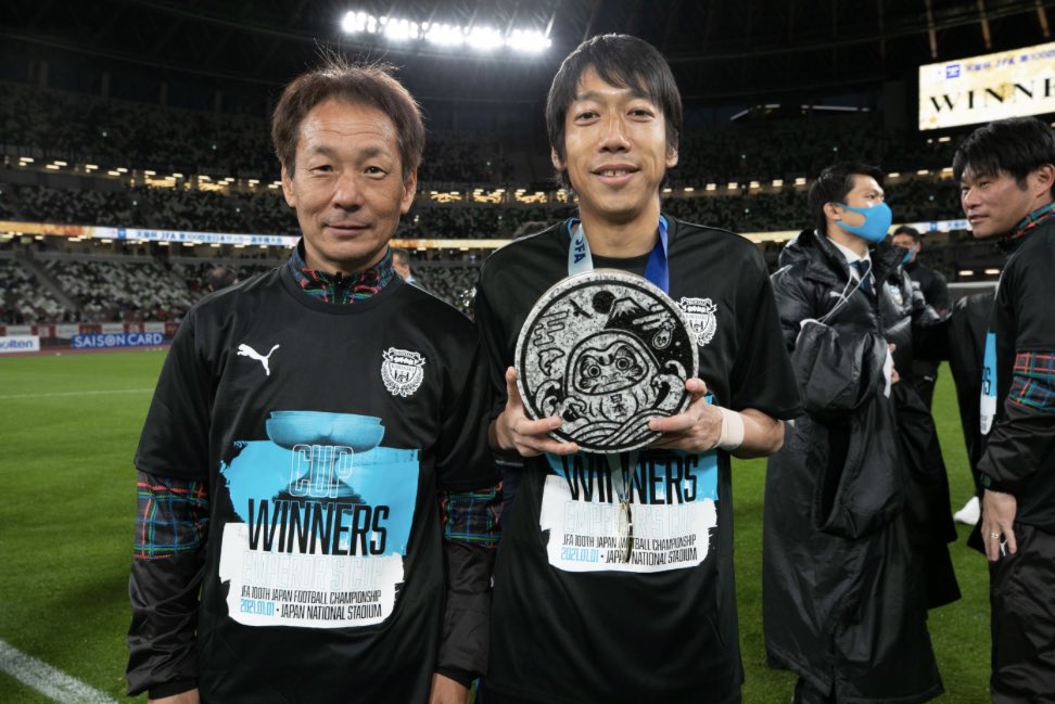 川崎フロンターレ フロンターレが優勝した時に掲げるフロ 風呂 桶 今回は川崎市川崎区に本社を構える 冲セキ 様にご協力を頂き 石フロ 風呂 桶 14 000円 税別 を販売します ケンゴの 意思 石 を引き継ぎ 14 石 をテーマにしました