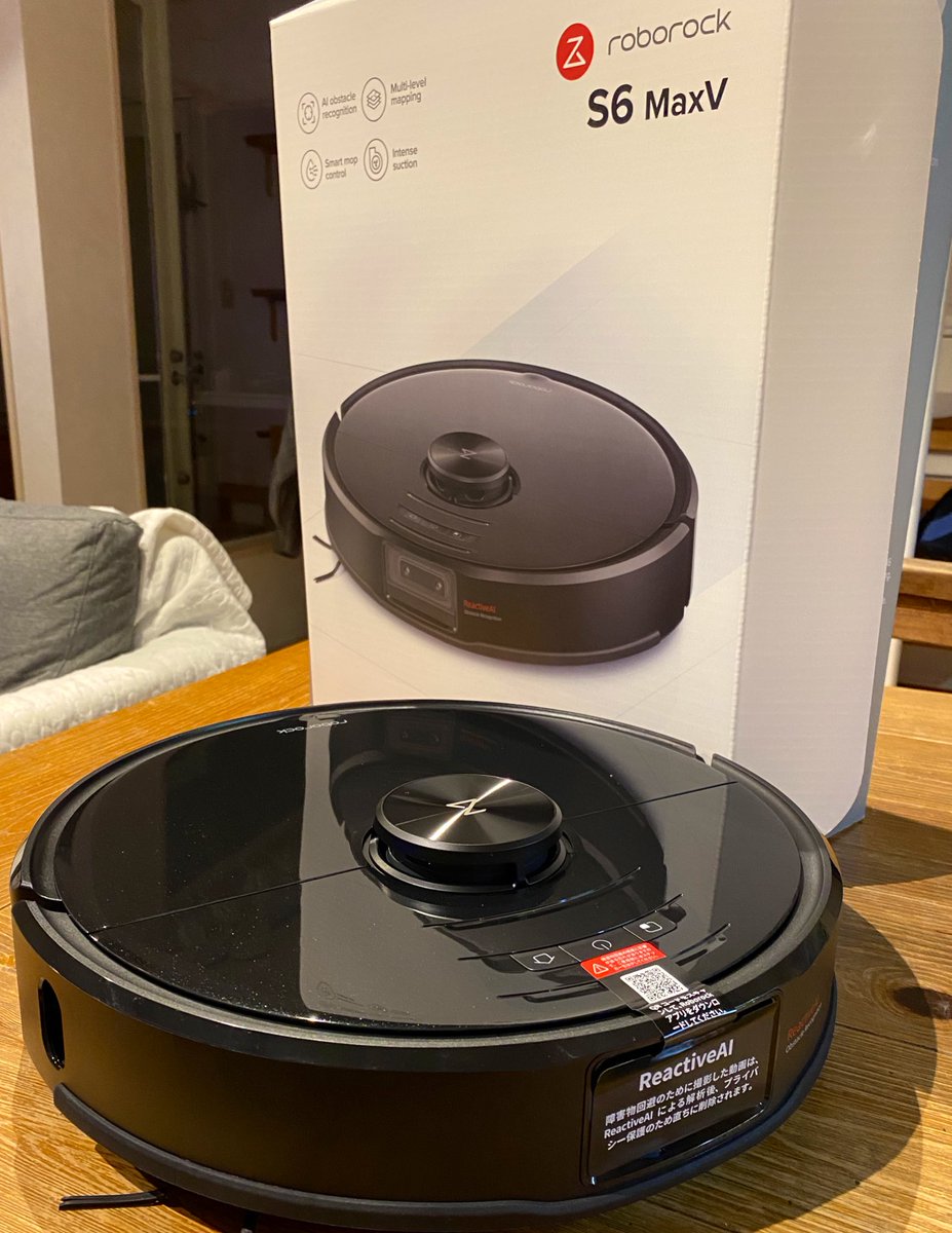 mazutaro's tweet image. 🌈アメトーークの家電芸人を観てから欲しくなり、ヤマダ電機の初売りで買った。アプリを使って出先での遠隔操作はもちろん、カメラから留守中の家の様子も自由に見れる。スマホから話しかけると音声も送れる！ペットのいる家庭には最適すぎる！
 #roborock  #roborockS6MaxV  #お掃除ロボット