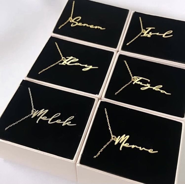 Bu senenin trendi isim kolyelerimiz sizlerle✨ 
⭐️Özel Tasarım 
⭐️ 925 Ayar Gümüş
-Gold/gümüş rengi seçenekleri ile🤍
Sipariş/Bilgi için DM | 
#jewelrydesign #uniquejewelry #accessories #details #beauty
#kolye #isimkolye #bijuteri #stil #bff #like