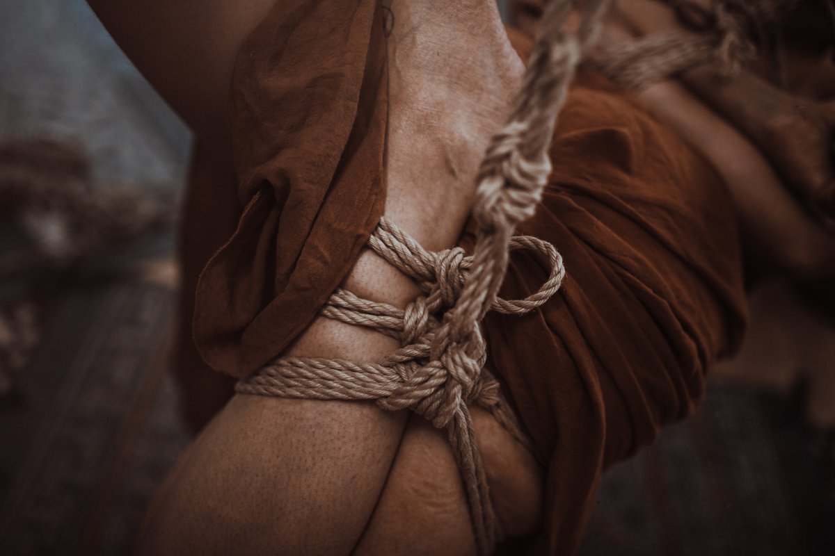 ElenaStrawberry's tweet photo. next try for twitter :3

model Theresa <3 and her first flight
#models #shibari
#shibariart
#suspension #ropeart
#girlsinropes #photography #shibarisuspension #kinbaku #tiedup #fly #artsy #moody #spiritual #fall #juteropes https://t.co/eLxzaDdnHz