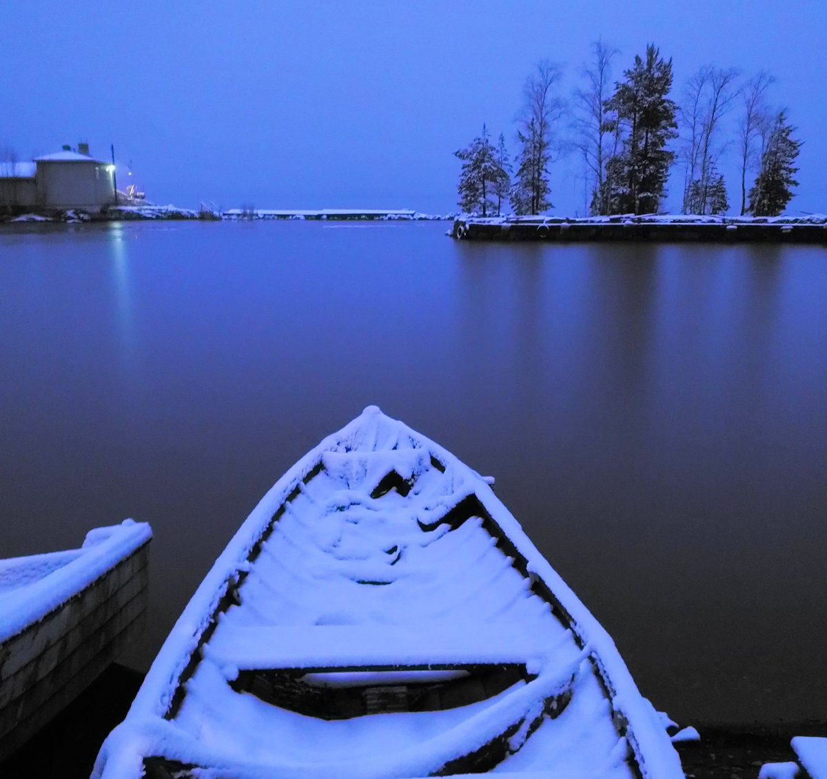 paivifav's tweet image. Eilisen suloista sinisyyttä ja salaperäistä sumua horisontissa uuden vuoden sopivaksi startiksi!  #Firstdayof2021 #sight #yesterday #lake #walking #watching #enjoying #luonto #nature  #Näsijärvi #Tampere #Suomi