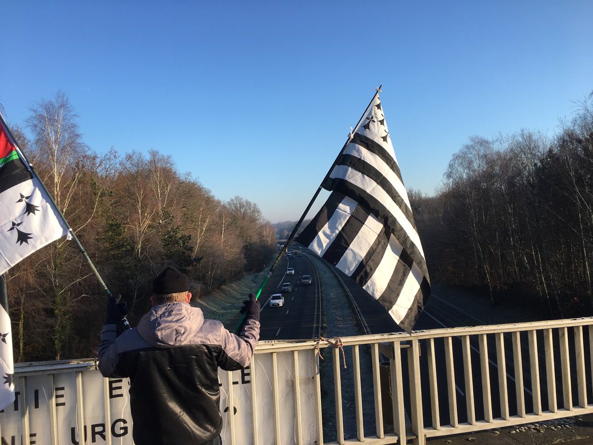 Un froid sec, du soleil, 12 militants et de la bonne humeur ce matin sur le pont sud du périph'. Et un super accueil des automobilistes pour cette première action de 2021. #Nantes #Bretagne