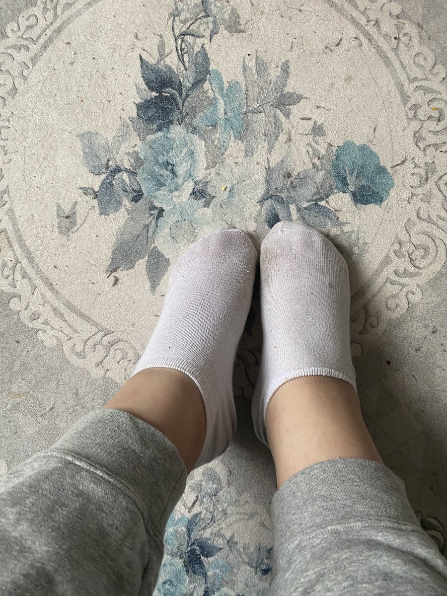 herrinxmelissa's tweet photo. Welcher Dummer Wixxer will heute vor mir und meiner geilen Freundin knien ? Aus Berlin! #findom #fusssklave #fetisch #füsse #foot #herrin #dom #göttin https://t.co/ujnU8fI4vg