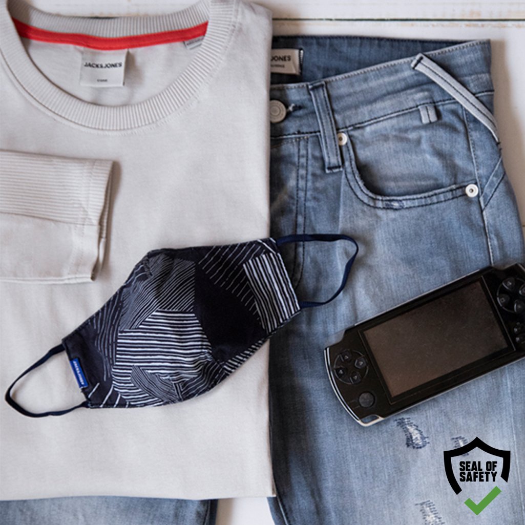 JackJonesIndia's tweet photo. Play it safe!
Shop: Visit https://t.co/u4xvnyJeel or head to your nearest JACK&amp;JONES store. #DontHoldBack
#JACKJONESIndia #BrothersOfDenim #SafetyMasks #MensWear https://t.co/F1qN8oU7xG