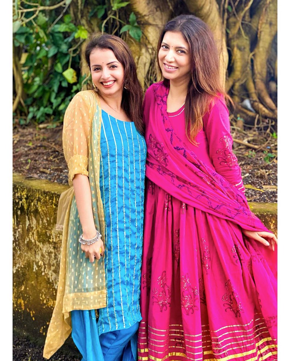 Fouziya38909805's tweet photo. Beautiful Together, lovely Smile Jaanu, happy to see you Besties @shrenuparikh11 with @NehaAdhvik #ShrenuParikh #beautiful #beautifulsmile #lovely #awesomebeauty #besties #adorabletogether #prettygirls #lovelyalways @shrenuparikh11 @NehaAdhvik https://t.co/MlGY1Y0PZS