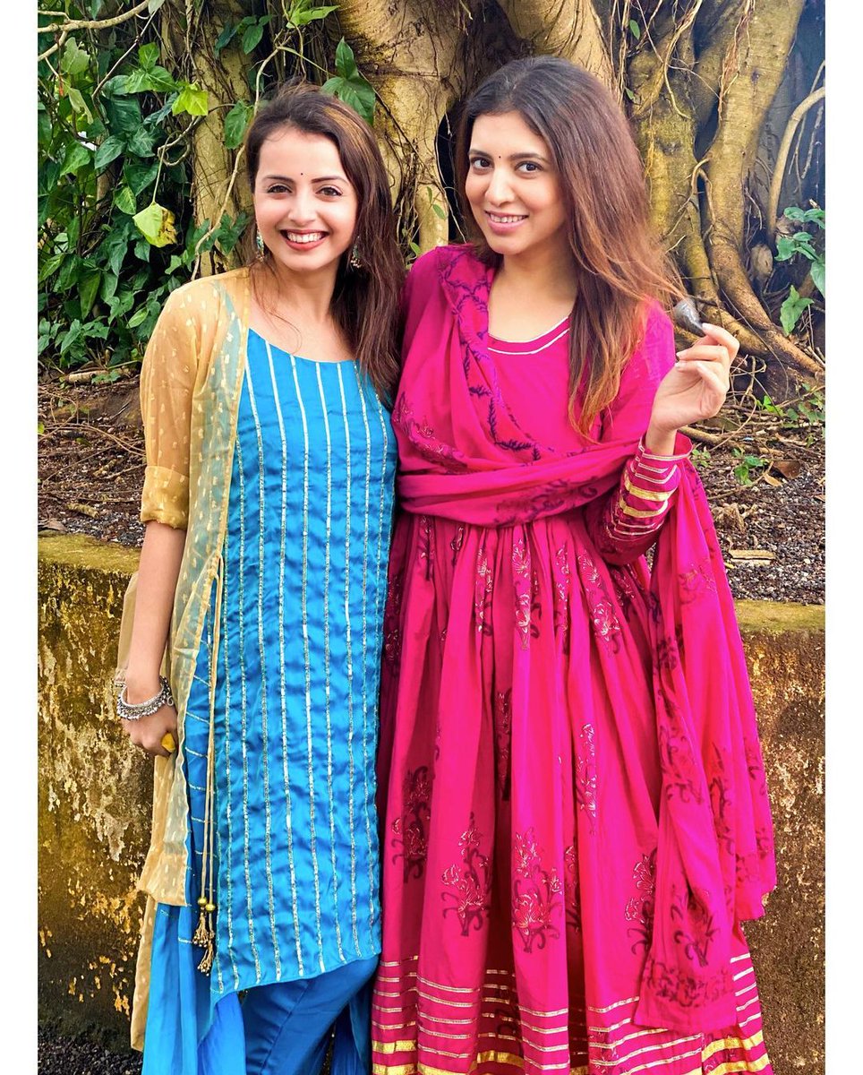 Fouziya38909805's tweet photo. Beautiful Together, lovely Smile Jaanu, happy to see you Besties @shrenuparikh11 with @NehaAdhvik #ShrenuParikh #beautiful #beautifulsmile #lovely #awesomebeauty #besties #adorabletogether #prettygirls #lovelyalways @shrenuparikh11 @NehaAdhvik https://t.co/MlGY1Y0PZS