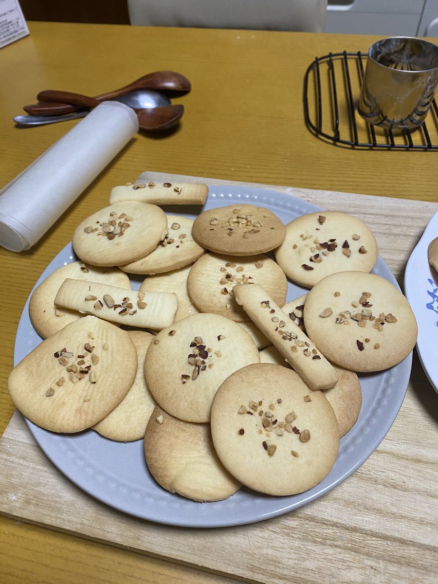 dog_s2's tweet photo. 今日は紅茶のクッキーと普通のクッキーを作って見た･*･:≡(　ε:) https://t.co/g4mFvvrfQQ
