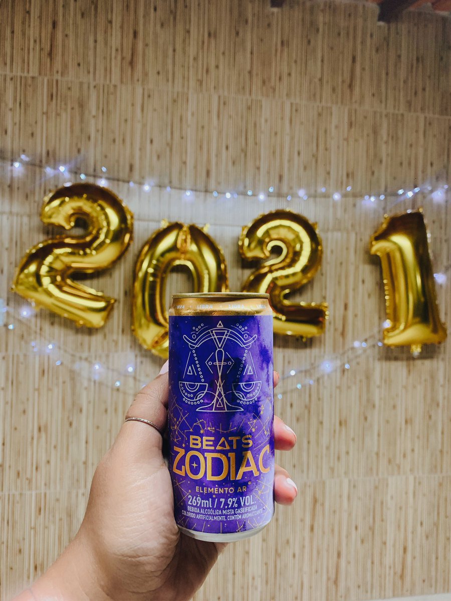 ThielyLeoni's tweet photo. Na virada o primeiro gole foi da @BeatsOficial do meu signo pra ver se traz sorte! #13signo #BeatsZodiac #Libra #BebaComModeracao https://t.co/HOMTwKBq5b