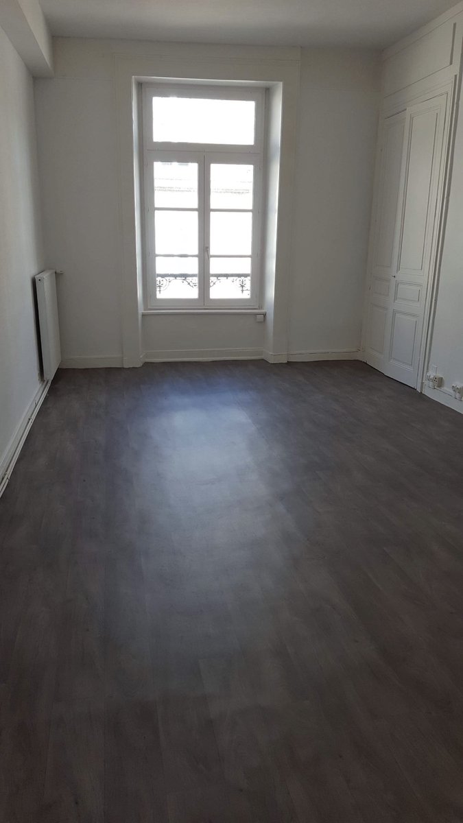 evan_blanc's tweet image. appart de 83m2 , 2 chambre pour 550€ charge comprise . Située à côté des halles entre place de la mottes et place d’aine . Disponible mtn 
Si quelqu’un est intéressé venez pv 
Partagez svp :)