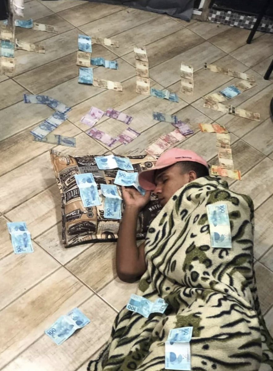 DisfarceF's tweet image. Barbeiro dormindo no começo do ano