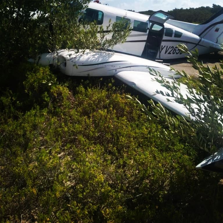 Reportan en los roques Aeronave C402 YV2659 ruta desde Aeropuerto Caracas hacia Los Roques a las 14:11 UTC del 01/01/2021, arribó en pista 07/25, durante su arribo la aeronave se sale de pista no hay reportes de lesionados.