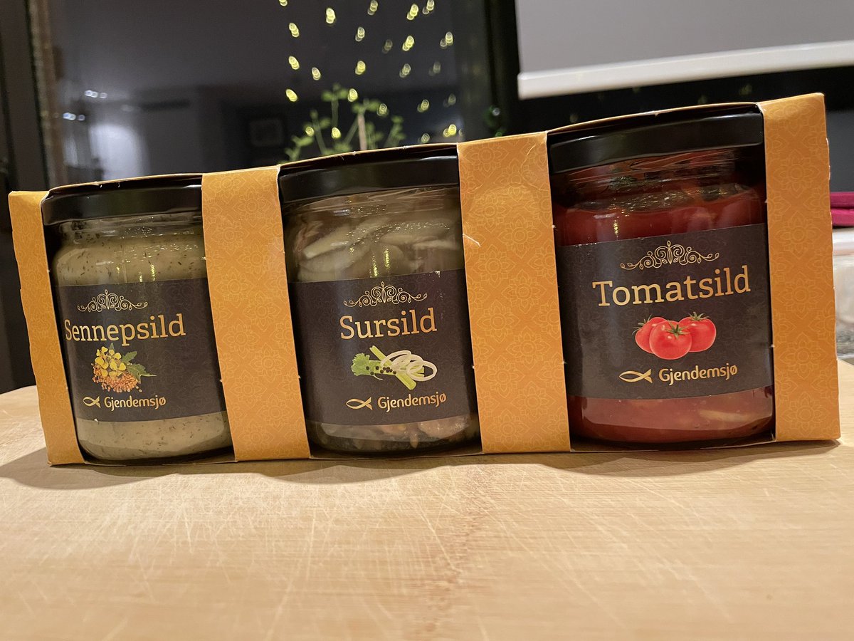 rothkopfAK's tweet photo. Starting off 2021 with some of my Norwegian favorites: #sursild #sennepsild & #tomatsild.
#GoNorth #Norway @Seafood_Norway @NorwaySeafoodJP https://t.co/VLdl0ibGzo