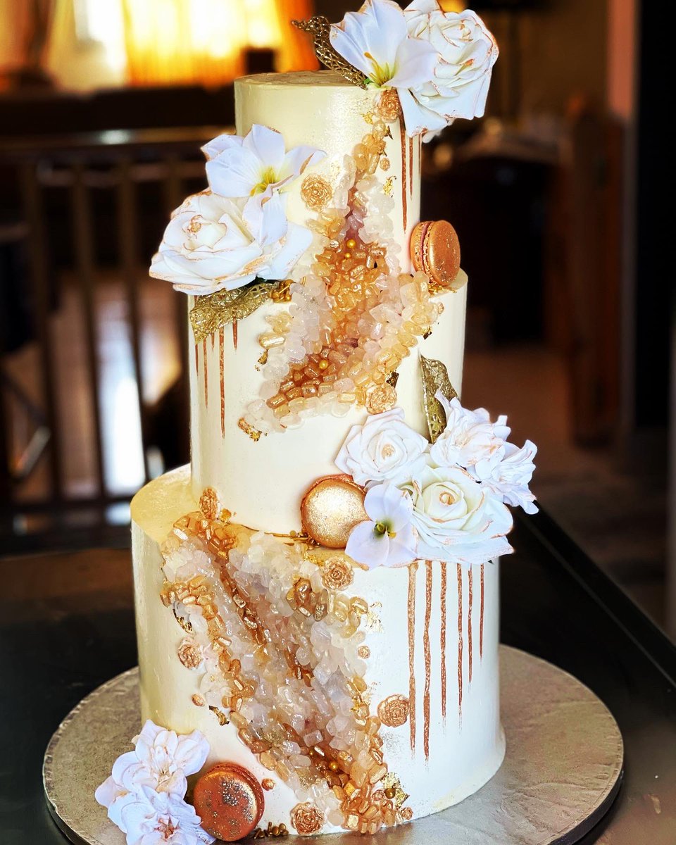 TheSweetBox_gmb's tweet photo. First cake in 2021... May the rest of the year be this glam and sparkly!
.
.
Happy New Year SweetBox family!! Thank you for letting me do what I love everyday for a living
.
.
#TheSweetBox #justkeepsgettingsweeter #cake #weddingcake #geode #florals #macaroons #gold #drip https://t.co/wqYP7Mlg6x