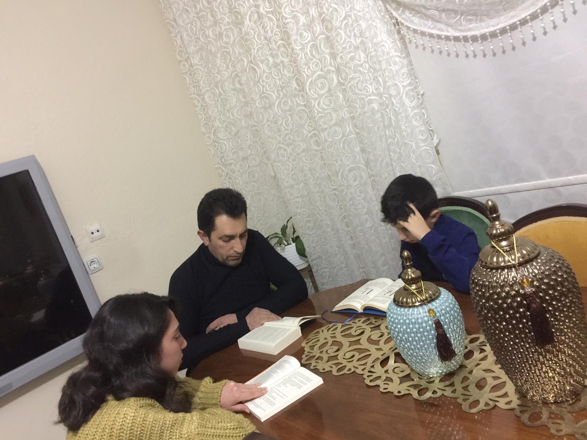 TokiLisesi's tweet photo. Valiliğimiz öncülüğünde başlatılan "Bir Kitap Bir İnsan" projesi kapsamında yapılan öğrenci ve velilerimizin okuma etkinliği.@yuksekova_mem @canl_servet @Hakkari_MEM @BilalGur30 https://t.co/Z1VJ0cHi6Q