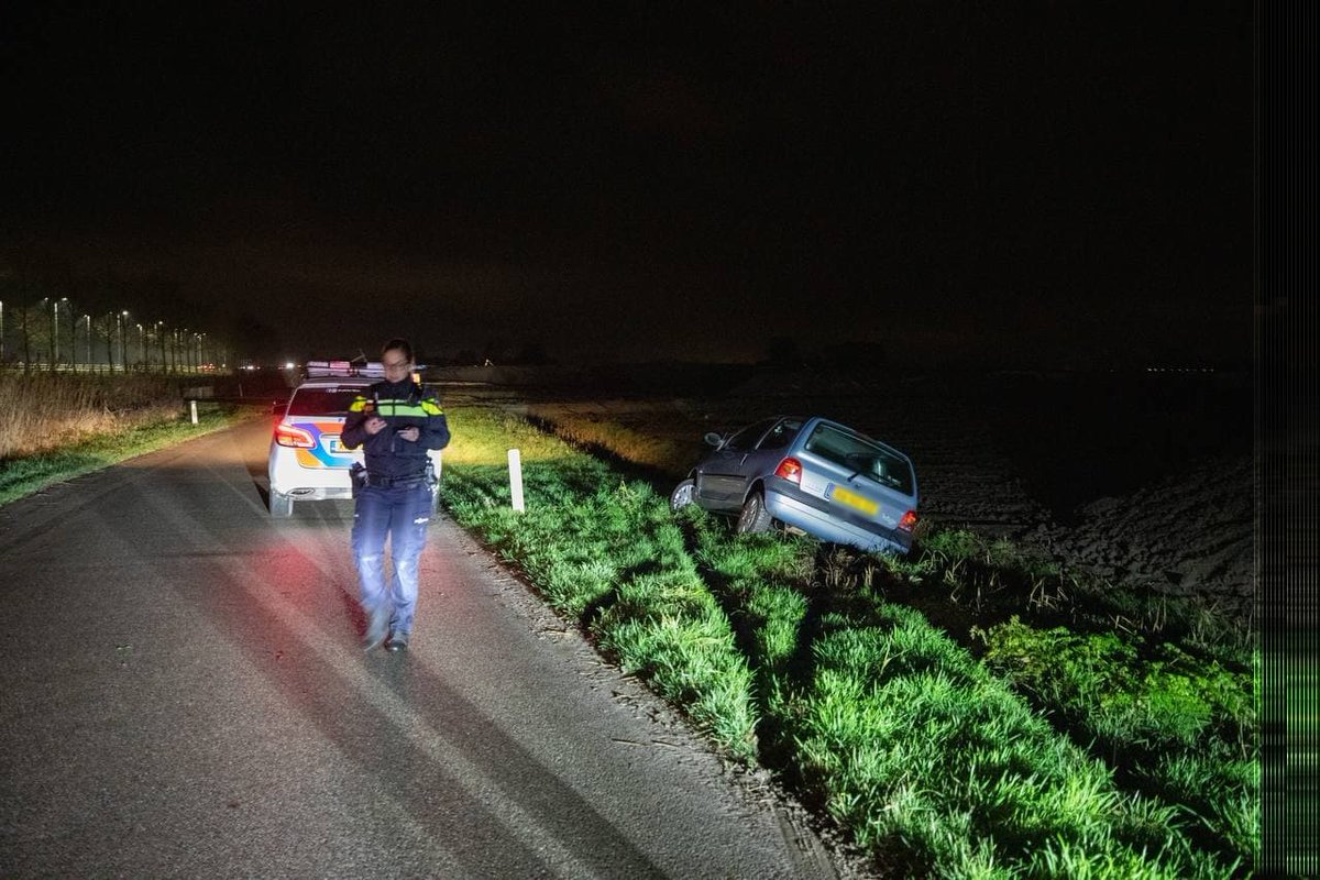 Politie treft verlaten auto aan in greppel bij industriegebied Westpoort - #Groningen -..