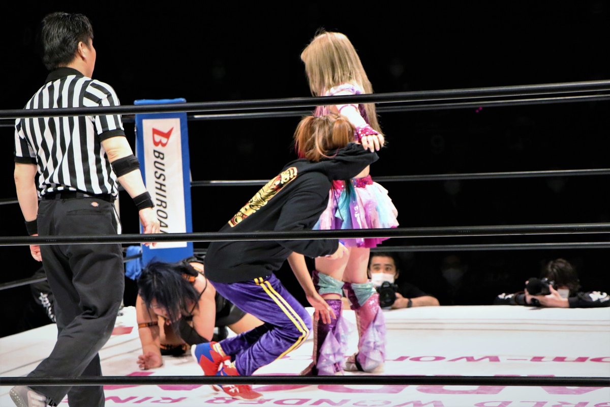 After Tam pinned Ruaka in the 3-way battle against two STARS members, her second Unagi started taking care of Ruaka regardless of their factional difference, but angry Tam quickly pulled Unagi away from Ruaka, making it clear that Cosmic Angels show no mercy for STARS.(cont.)