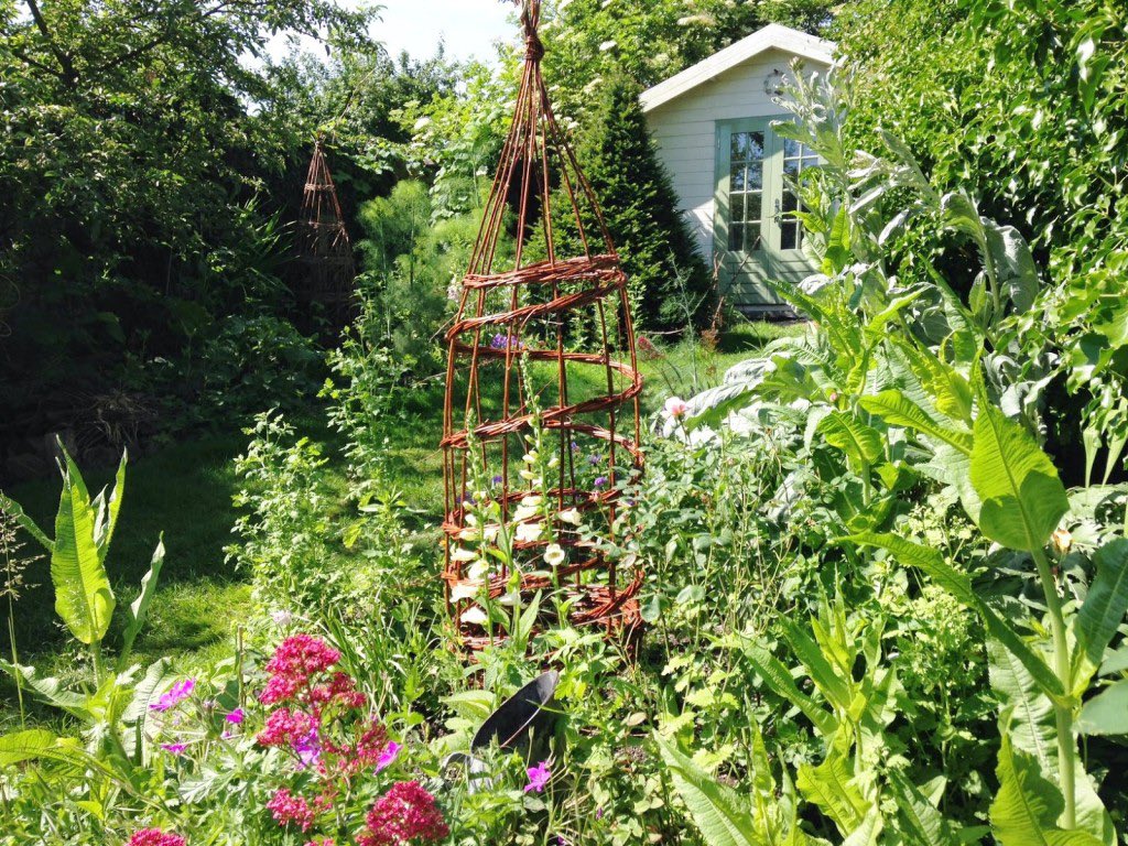 ...since the first lockdown: this is why. The sight of your houseplants,the green action you see on a walk, in your garden if you have one, or those daffs you bought down Tesco to cheer yourself up, can help you to focus/work for longer. Hang out among leaves.