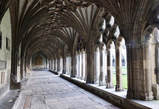 Canterbury Cathedral is famus becos King Henry II’s loyal knights overheard him in a temper sayin he wanted rid of Thomas Becket, his archbishop (an ex-frend). Dey murdered him in de cathedral an den everyfurr fort he was woz a saynt......