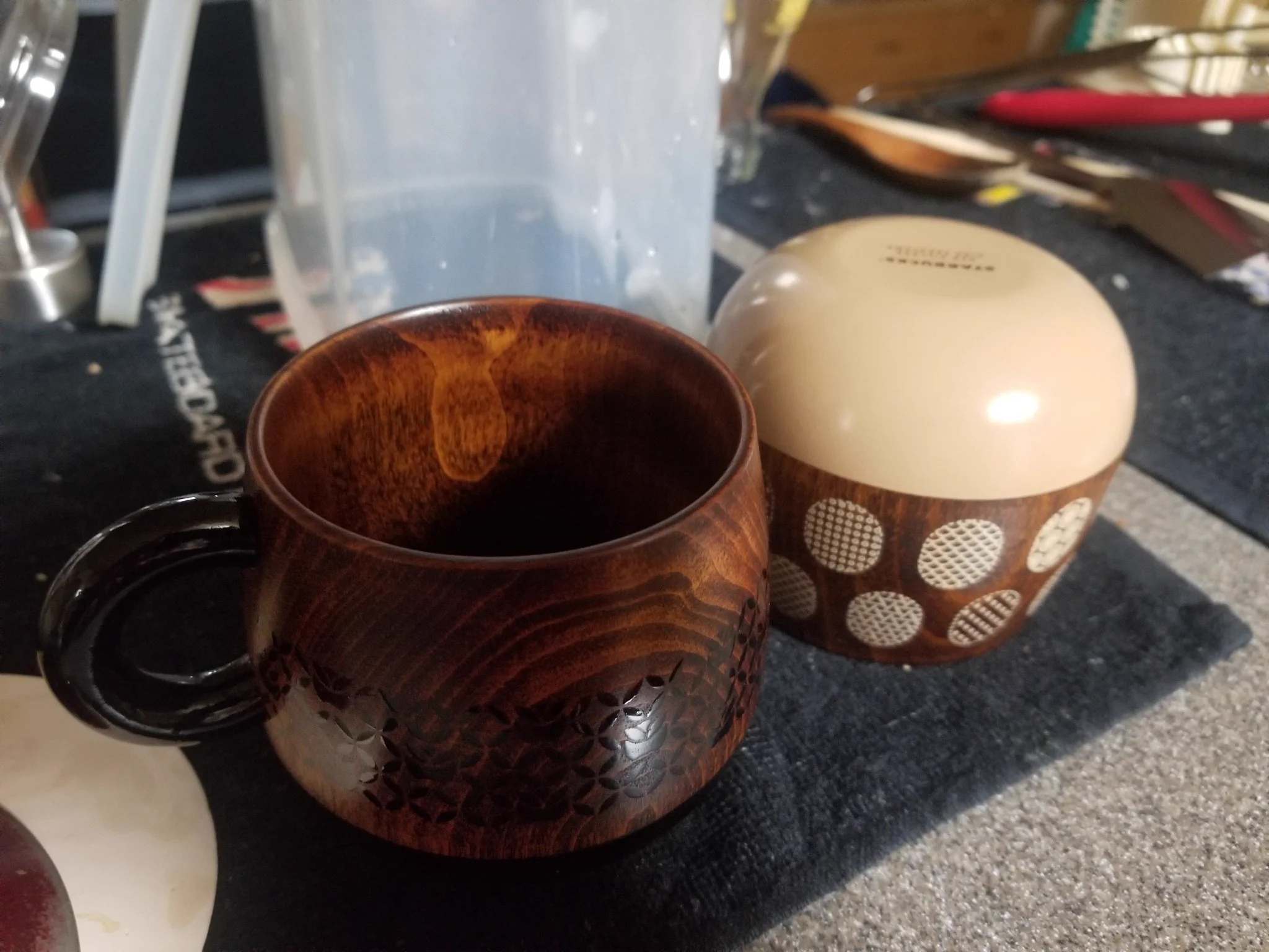 @cementblue 数年前に親父にプレゼントで買って、今年父親が母親にプレゼントしてました。
内側の木目もきれいですよね！ 