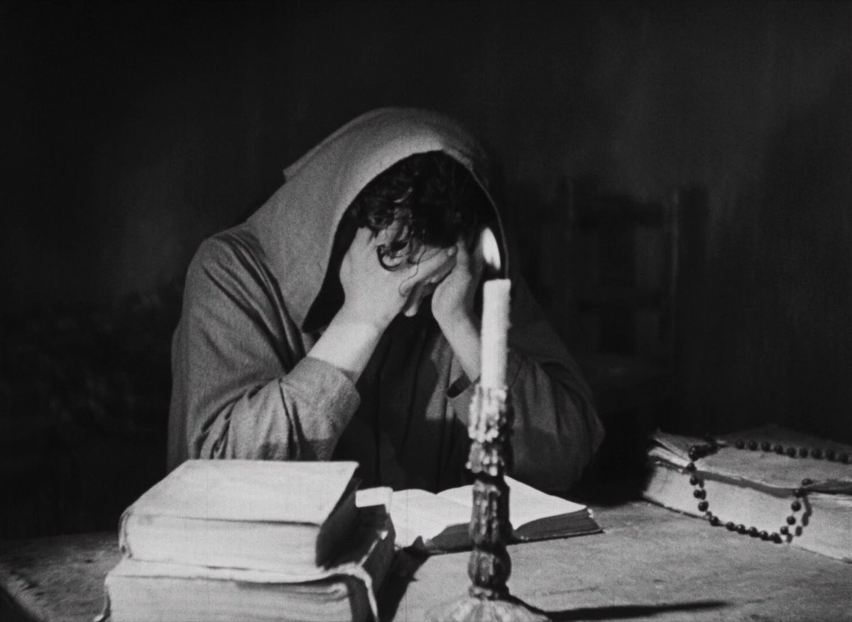FacepalmInFilms's tweet photo. Dos monjes (Juan Bustillo Oro, 1934) https://t.co/6JcWllNAER