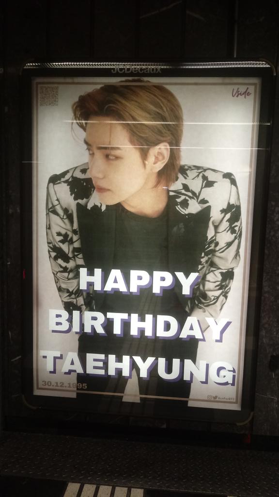 HobiSunshine123's tweet photo. Día completito. Hoy por fin pude ver a Taetae en el metro 🎉🎉🎉🎉🎇🎇🎇 NIÑO QUE SOS HERMOSO! Quería quedarme a merendar al lado del cartel pero parece que es incómodo para la gente😥😥😥. @BcnForBTS @BTS_twt
#VsideWithVcut Realmente disfrutable la vista. https://t.co/mjjxI5ZIPA