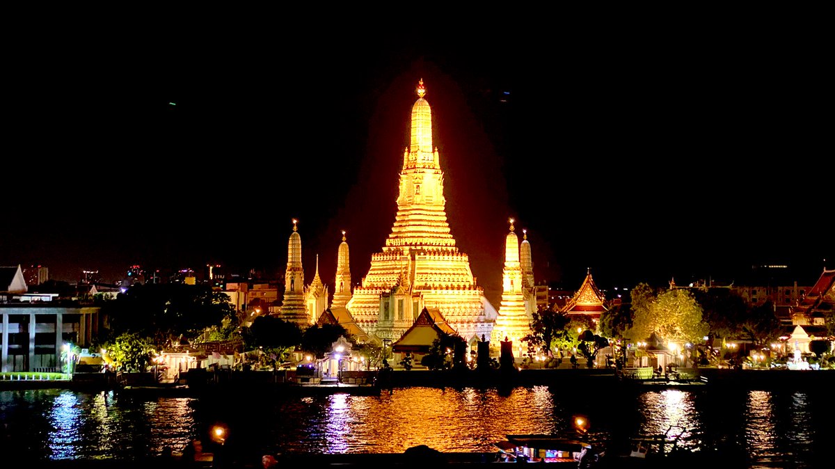 Zatawat's tweet photo. Enjoyed my first #CityRun &amp; #eveningrun of #Year2021. Even I have been living in #Bangkok for over 40 years but it still keep enchanting.
Wish to run &amp; see more this year
#Runnerseyeview #RunningDiary https://t.co/JwUJyCsIoD