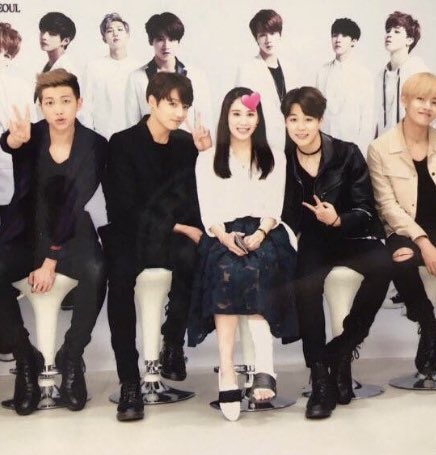 jungkook helped the fan stable her chair because she injured her leg so she couldn't sit comfortably