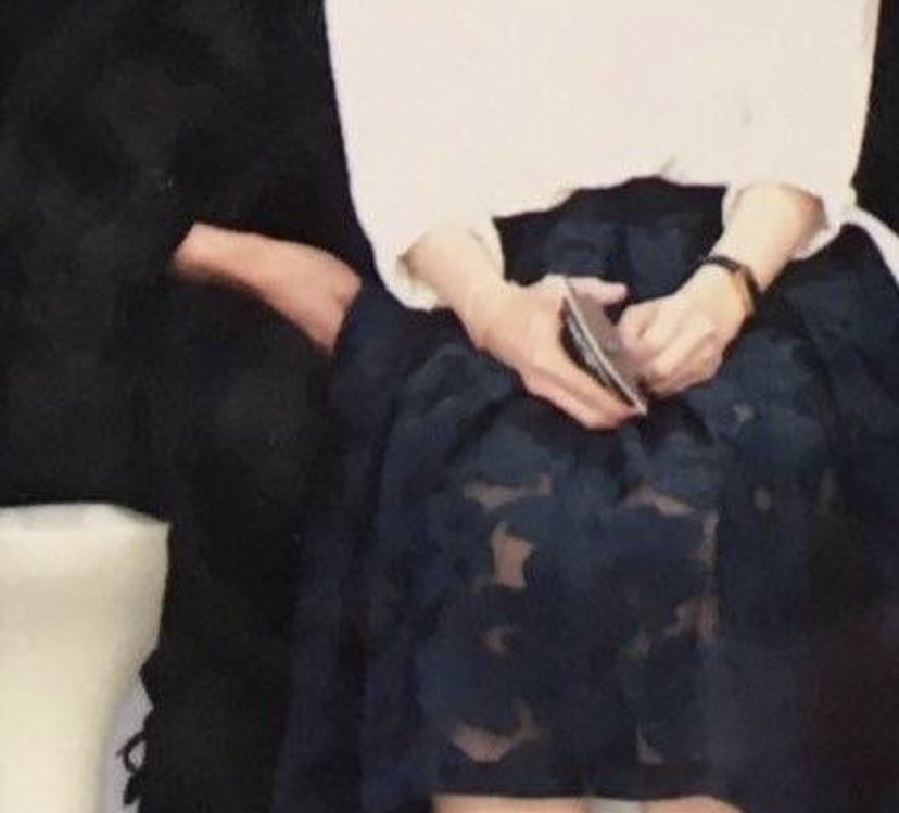 jungkook helped the fan stable her chair because she injured her leg so she couldn't sit comfortably