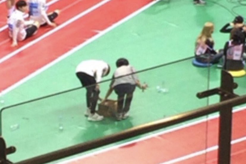 the way he helped the staff to carry boxes:(