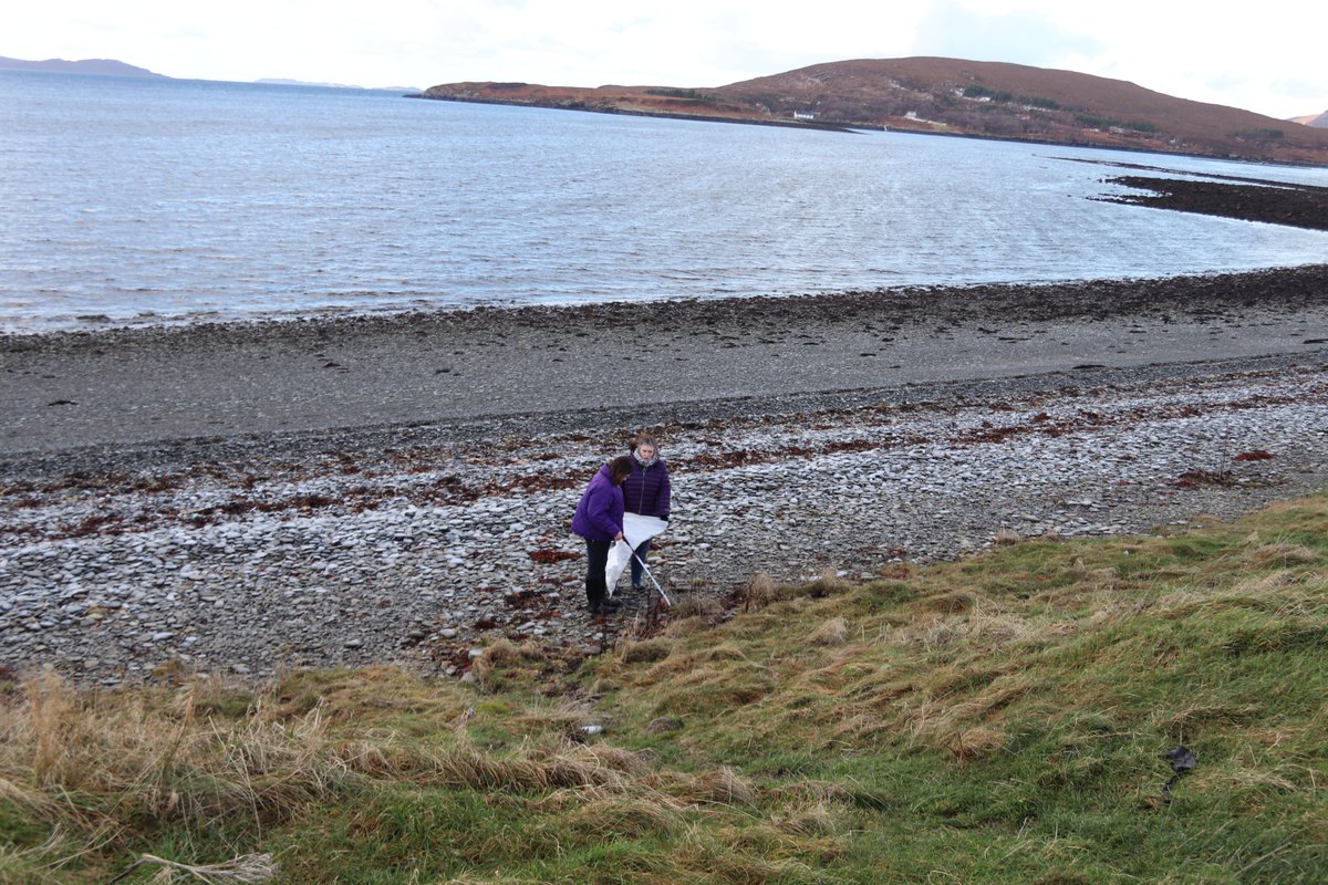 FinlayPringle's tweet photo. Starting 2021 as we mean to go on with a New Year's Day #ClimateFightback beach clean at Ardmair near Ullapool.
The usual collection of fishing twine and rope in amongst the boulders
@CreelScff @FergusEwingMSP @NicolaSturgeon @GreenerScotland https://t.co/cT8QXZAgdK