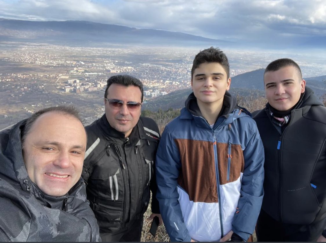 Ова како поповите. Не гледајте ние што правиме вие почитувајте ги правилата!
#мијтераце#држетедистанца#седетедома#носетемаска