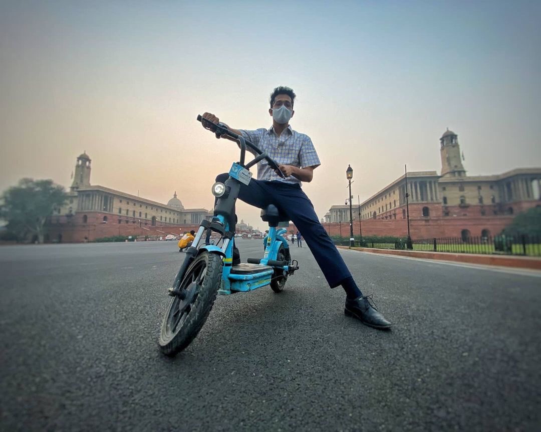 YuluBike's tweet photo. If we said we weren't drooling at this shot, we'd be lying!😍

PC - @shubhang5556 

#Yulu #YuluRides #WintersWithYulu #YuluWeekend #RideOfTheDay #NightRides  #YuluIt #WeekendVibe #YuluVibes #YuluSunday #RideSafe #RideSolo #Commute #CommuteSafe #CommuteSafeWithYulu https://t.co/m4NSONTu6V