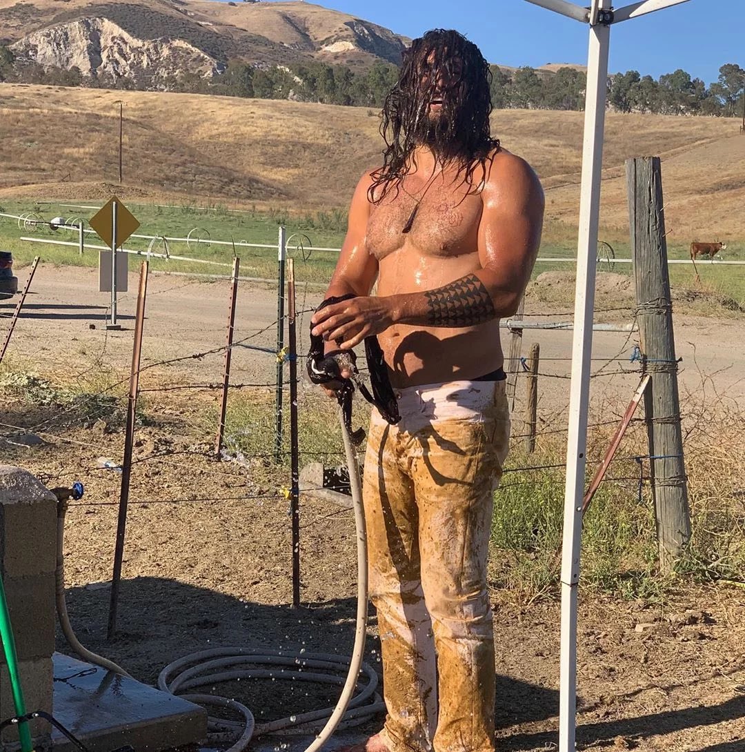JasonMomoaNews's tweet image. Happy shirtless Saturday with Jason Momoa.  Anybody want to help out? #shirtlesssaturday #JasonMomoa