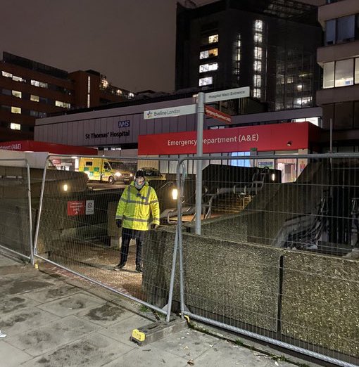 ilmscan's tweet photo. ⚠️En Angleterre pour éviter que 
des personnes entrent filmer l’hôpital et les urgences vides

Des gardes ont été placés devant les hôpitaux pour éviter que la fausse épidémie soit vu

Il faut absolument que tout le monde croit que ce que la télévision nous dit se passe vraiment https://t.co/jW3gxu6YtI