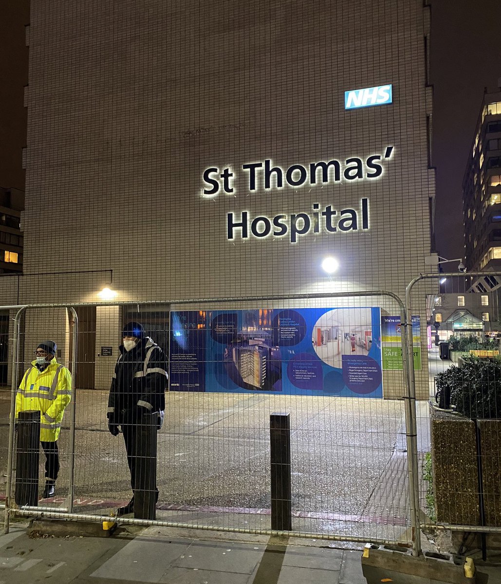 ilmscan's tweet photo. ⚠️En Angleterre pour éviter que 
des personnes entrent filmer l’hôpital et les urgences vides

Des gardes ont été placés devant les hôpitaux pour éviter que la fausse épidémie soit vu

Il faut absolument que tout le monde croit que ce que la télévision nous dit se passe vraiment https://t.co/jW3gxu6YtI