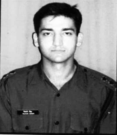  #ObituaryOfTheDay1Now coming to the story of the young officer whose obit triggered this thread - Lieutenant Triveni Singh, Ashok Chakra (Posthumous).Lt Triveni hailed from Pathankot, his father too a retired army officer.Young Triveni was a martial arts expert who had ..