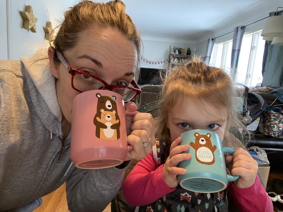 JoceKennealy's tweet photo. Teaching Hazel how to silently judge others. She is an advanced student. #StayAwakeForIt #HazyGrams #KennealyGirls https://t.co/KZurDaY9i6