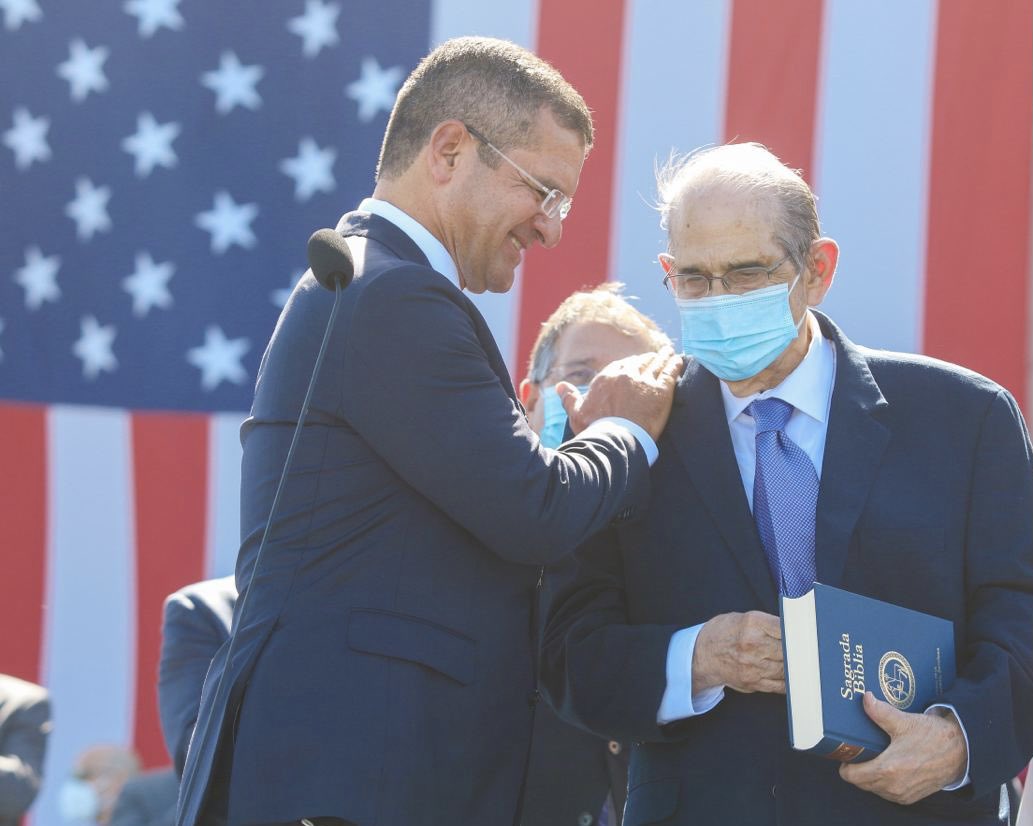 GovPierluisi's tweet photo. Juramenté como Gobernador de Puerto Rico junto a mi ídolo, mi padre. Gracias por enseñarme el valor del servicio público. Qué grande es la emoción de poder compartir este momento contigo. ¡Gracias! #TodosPorPuertoRico #TomaDePosesión #GobernadorPierluisi https://t.co/Z5g2QJP5Sr
