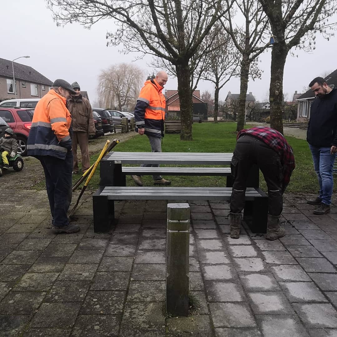 InfopuntEnspijk's tweet photo. MooiWonenInEnspijk heeft samen met bewoners in de Lingestraat een nieuwe picknicktafel geplaatst omdat de oude kapot was en oud. 
Bij de bejaardewoningen is ook een nieuwe bank geplaatst.
Dank aan de gemeente @WestBetuwe voor de financiële bijdrage uit het leefbaarheidsbudget. https://t.co/YMZ3TGFbTs