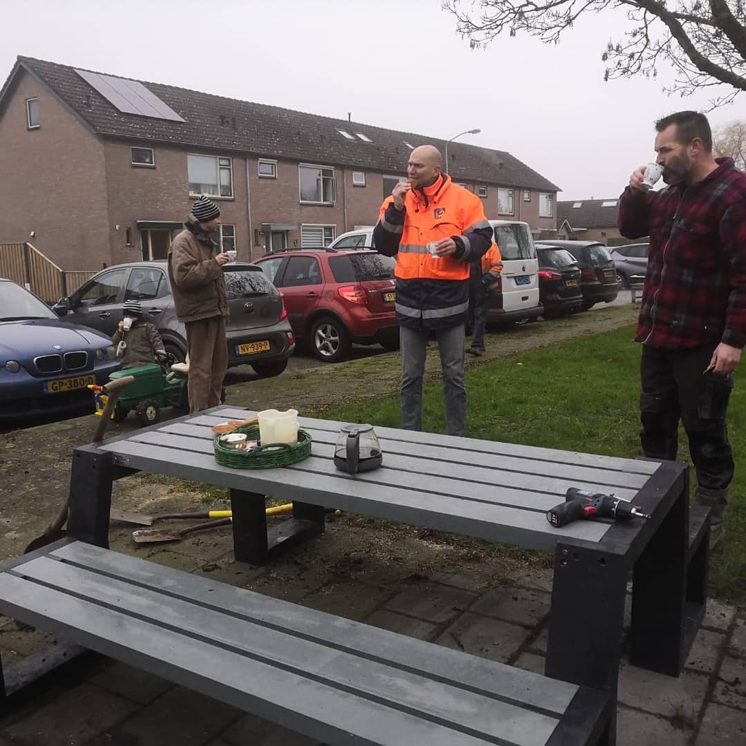 InfopuntEnspijk's tweet photo. MooiWonenInEnspijk heeft samen met bewoners in de Lingestraat een nieuwe picknicktafel geplaatst omdat de oude kapot was en oud. 
Bij de bejaardewoningen is ook een nieuwe bank geplaatst.
Dank aan de gemeente @WestBetuwe voor de financiële bijdrage uit het leefbaarheidsbudget. https://t.co/YMZ3TGFbTs