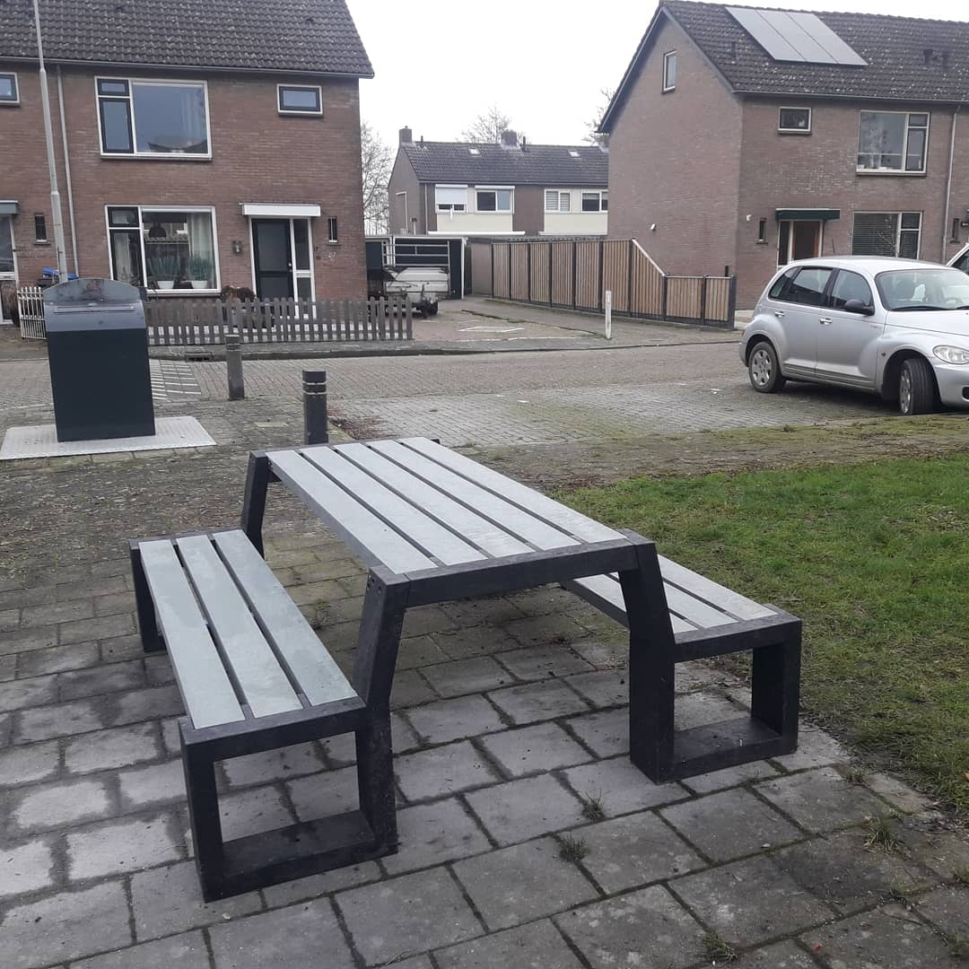 InfopuntEnspijk's tweet photo. MooiWonenInEnspijk heeft samen met bewoners in de Lingestraat een nieuwe picknicktafel geplaatst omdat de oude kapot was en oud. 
Bij de bejaardewoningen is ook een nieuwe bank geplaatst.
Dank aan de gemeente @WestBetuwe voor de financiële bijdrage uit het leefbaarheidsbudget. https://t.co/YMZ3TGFbTs