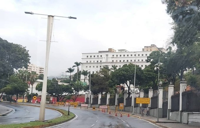 2radl01's tweet photo. ¿ de qué se cuidan en Miraflores con tantos obstáculos ?
#VenezuelaEnLaMiseria #NadaNormal
#LaCulpaNoEsDelAño https://t.co/epw3lCuEGp