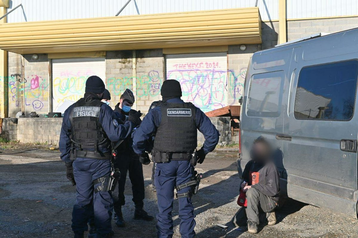 Gendarmerie's tweet image. #RaveParty illégale à #Lieuron
➡️ Plus de 1600 infractions relevées par les #gendarmes dont 200 en lien avec les stupéfiants
➡️ Saisie sur le site de divers matériels de sonorisation, groupe électrogène...
➡️ Plusieurs personnes en garde à vue
➡️ Opérations judiciaires en cours