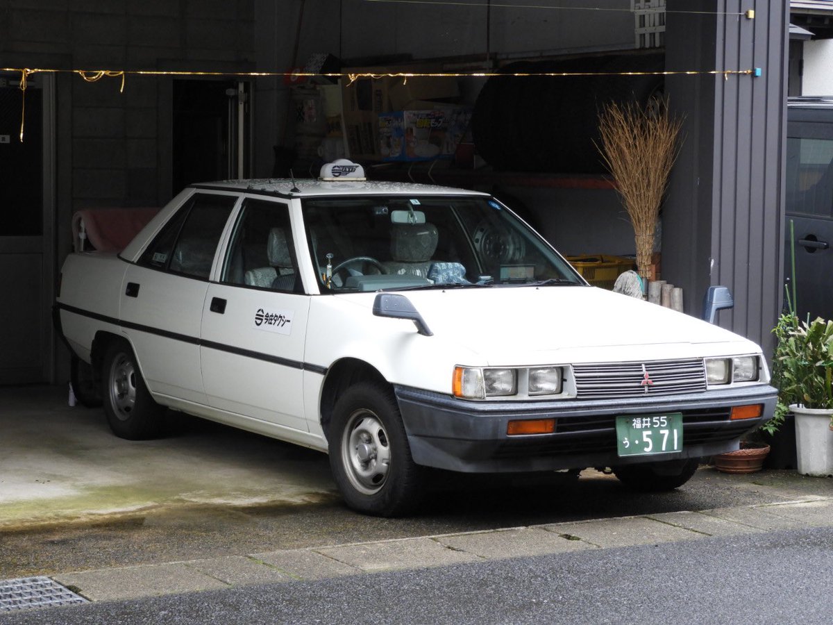 長尾の大ちゃん 福井の今庄タクシーでは ギャランさん現役なんですよね笑 うちの地元だとほぼ全てのタクシーが セドリックのスーパーカスタムかクラシックsv そしてクルーも随所で現役 4枚目の子は見たことないな