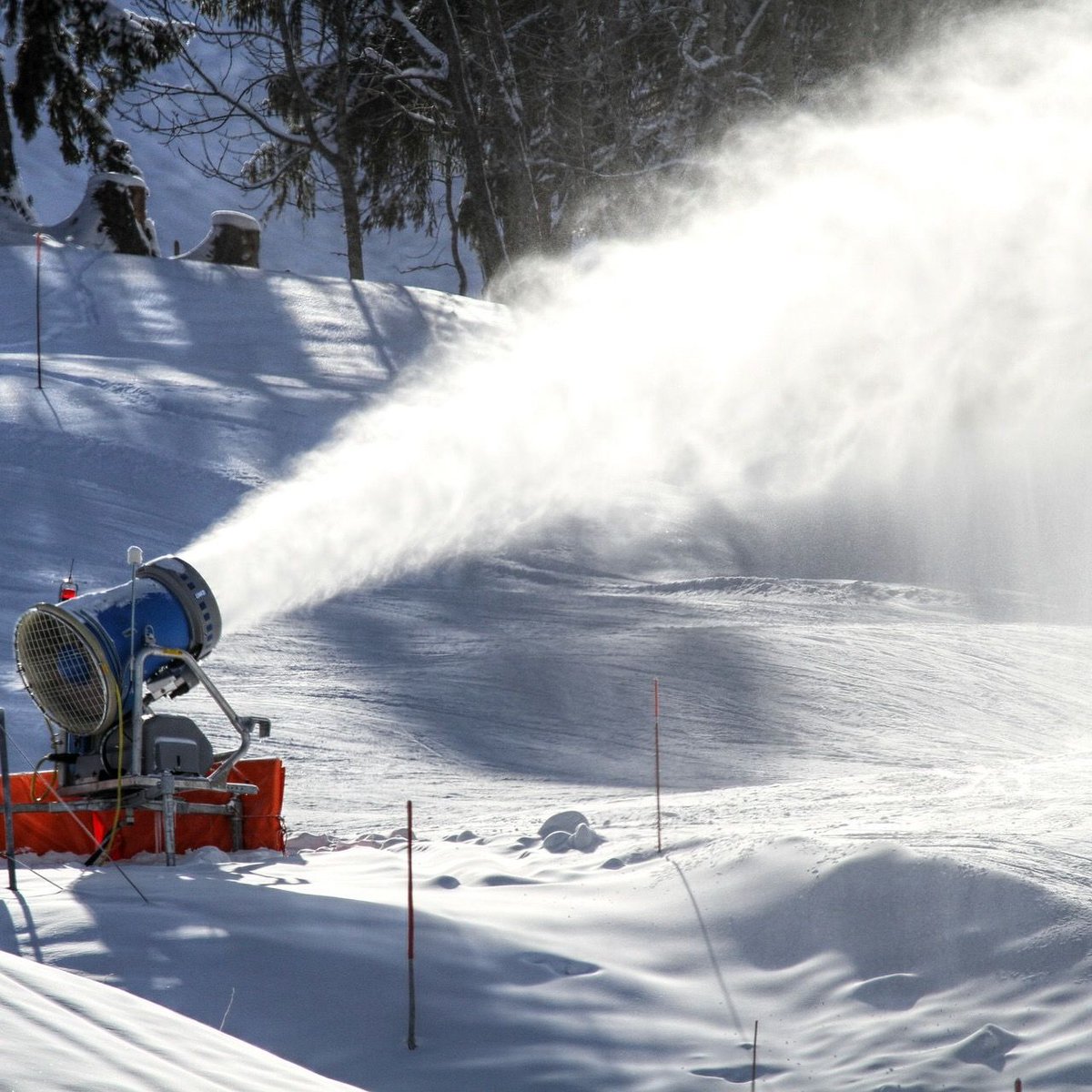 McGillOSS's tweet image. Many ski hills rely on making artificial snow to kick off a good ski season. But, like the ski season itself, making a good batch of fake snow is only possible if the conditions are just right. #skiseason #perfectconditions #fakesnow #letitsnow mcgill.ca/x/ow5